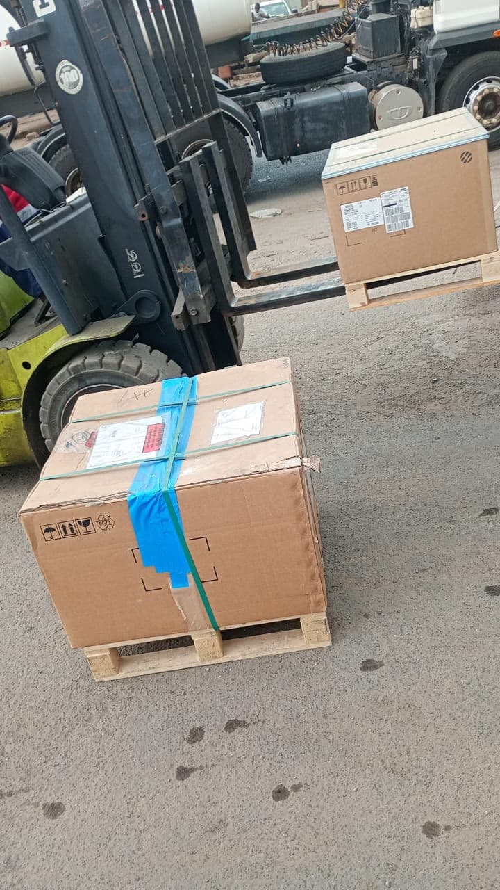 Marchandises palettisées et cerclées avant expédition